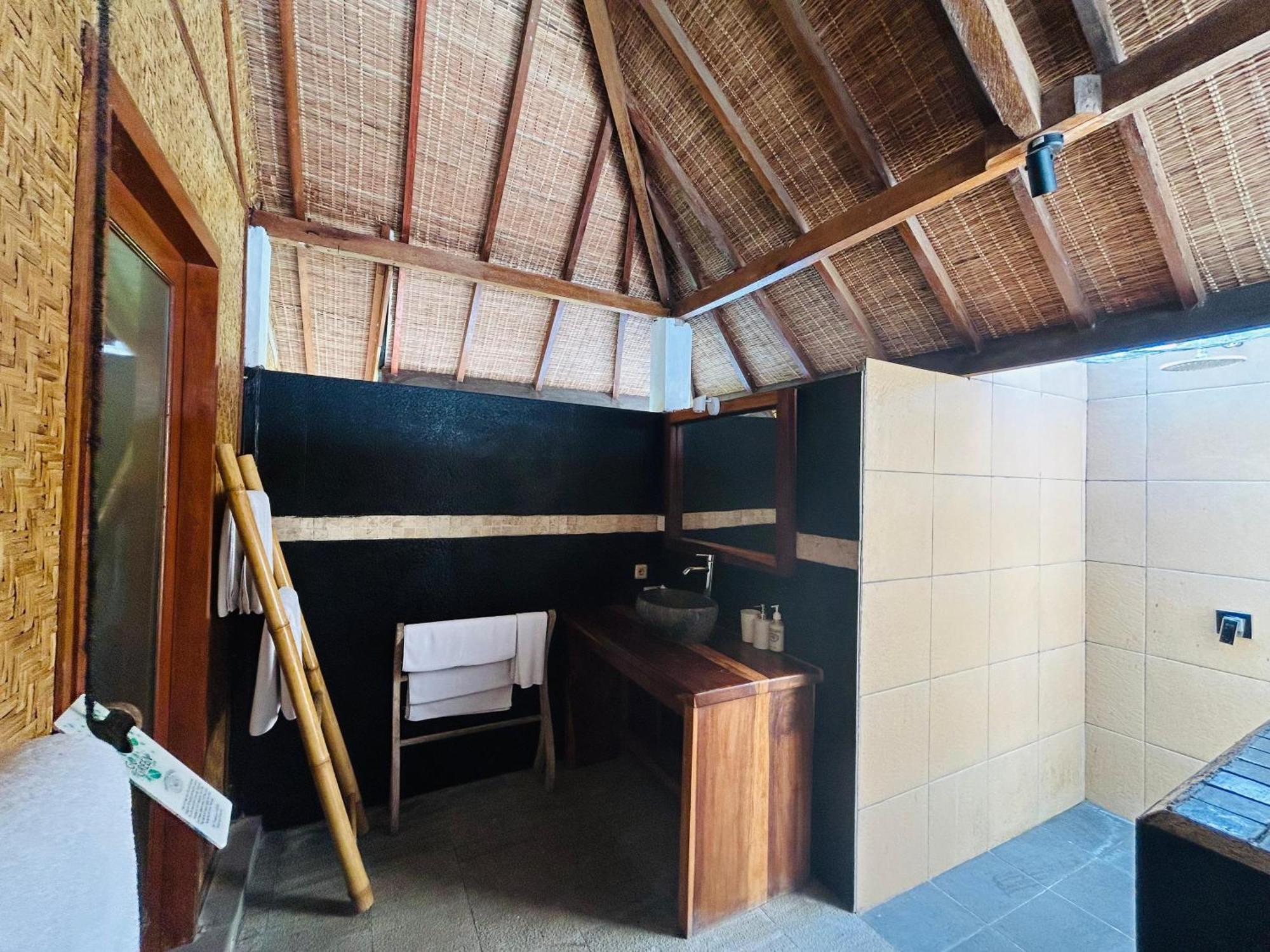 Scallywags Beach Club Gili Air Exterior photo